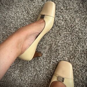 Vintage SALVATORE FERRAGAMO BOUTIQUE Italy Nude Leather Shoes, 6